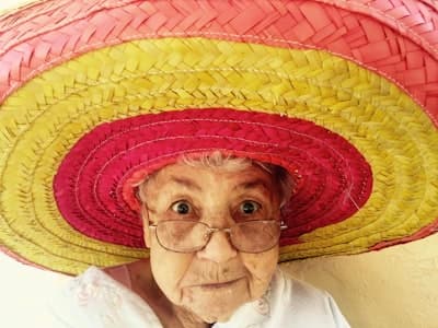 Pessoa idosa sorrindo — qualidade de vida no envelhecimento