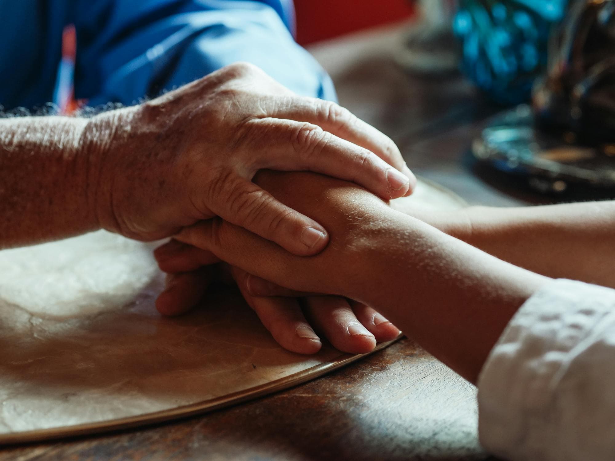 Mãos de diferentes gerações unidas